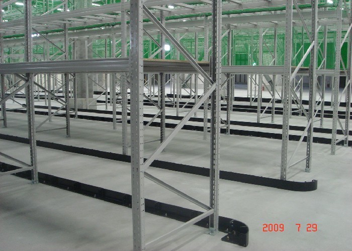 Estantes de acero del almacenamiento del pasillo del tormento estrecho resistente de la plataforma para Warehouse