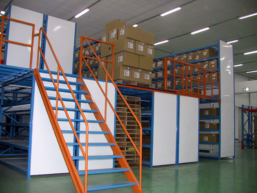 Pulverice la estantería industrial del estante de varias filas revestido del entresuelo para Warehouse