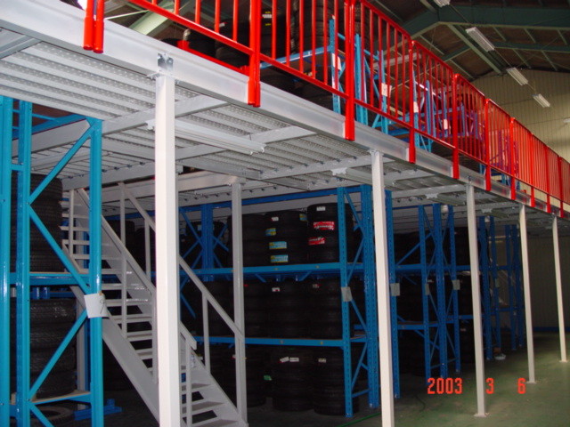 El almacenamiento de varias filas industrial del estante/del metal del entresuelo de Warehouse deja de lado