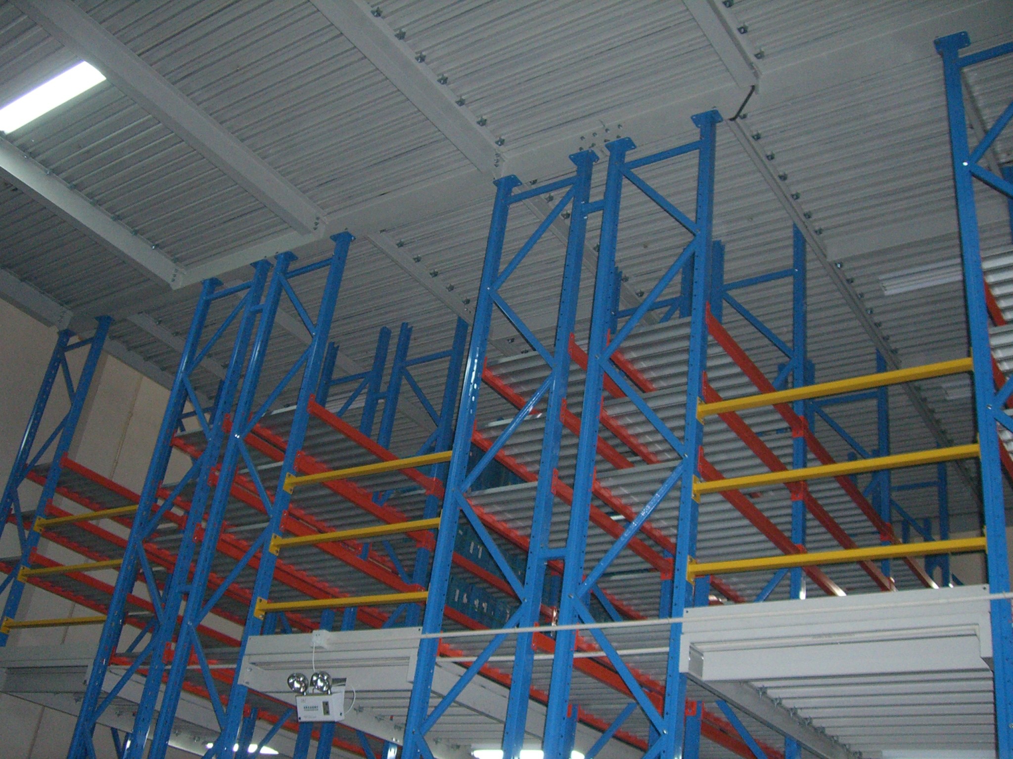 Estantes de varias filas industriales ISO9001 del almacenamiento del estante/del metal del entresuelo